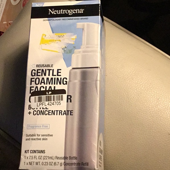 Neutrogena gentle foaming facial cleanser ~ sealed box ~ sensitive skin - Picture 1 of 4